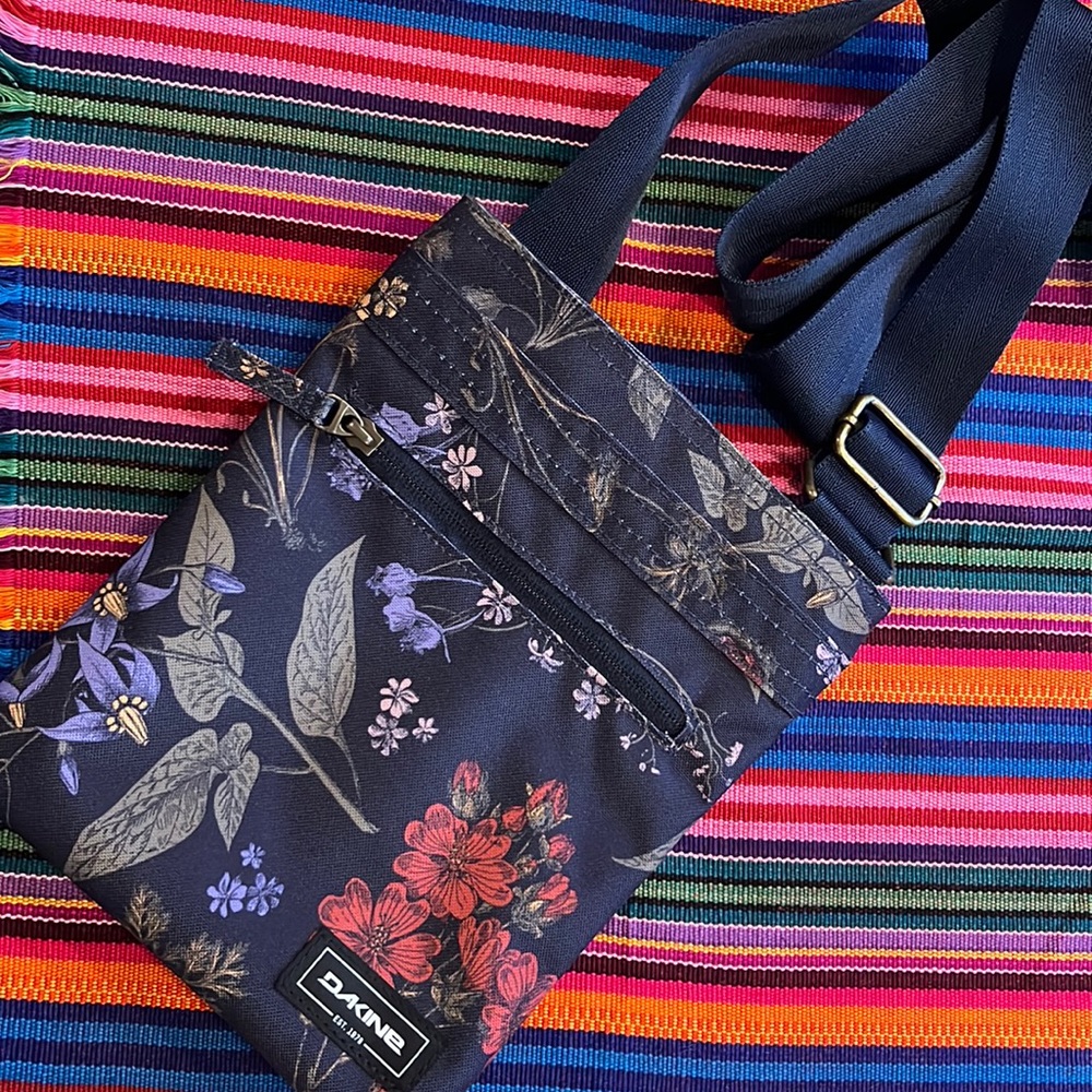 🌻Dakine Jive Floral Crossbody